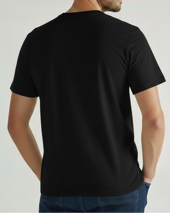 Un hombre con una camiseta VAQUERO VAQUERA Negro.